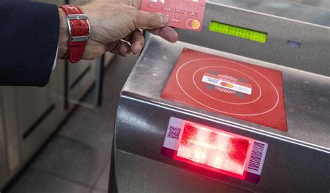 Renfe estrena el pago con tarjeta bancaria en los tornos de Cercanías