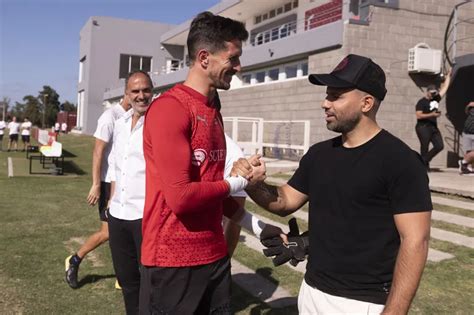 El Kun AgÜero Visitó Independiente Y Habló Con Carlos Tevez Y Los Jugadores Tn