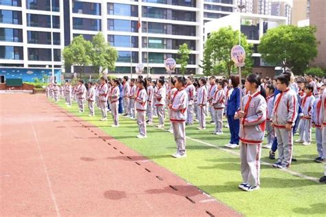 西安市曲江第十三小学开展防范拥挤踩踏安全应急演练疏散活动师生