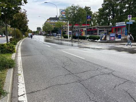 Scoppia Una Grossa Tubatura Di Acqua Allagato Viale Bornata Giornale