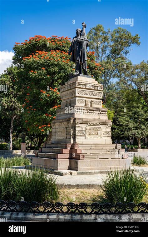 Una Estatua De Benito Juárez En El Parque El Llano De Juárez En La