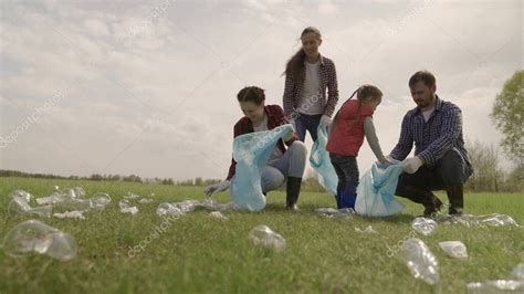 niño recogiendo basura voluntario trabajo en equipo niño grupo feliz