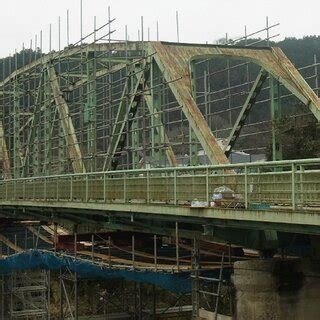 The simply supported steel Warren truss bridge | Download Scientific ...