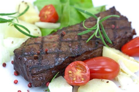 Filete De Tira Asado A La Parilla Con El Tomate Y La Ensalada Imagen De