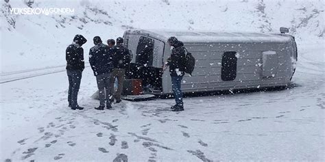 Van Hakkari Karayolunda Minib S Devrildi Yaral