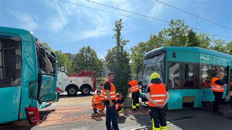 Unfall in Frankfurt Sechs Verletzte bei Zusammenstoß von Straßenbahn