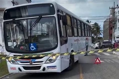 Motociclista de app morre ao ser atropelado por ônibus em João Pessoa