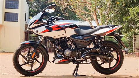 Watch The New Bajaj Pulsar 220F In A Detailed Walk Around Video