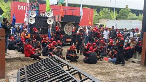 Geruduk Kantor Disnaker Serikat Buruh Tuntut Umk Majalengka Naik