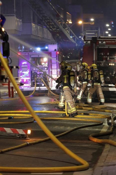 Al Menos Dos Muertos En El Incendio De Una Nave De Badalona La Nueva