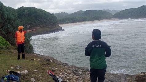 Cari Wisatawan Hilang Di Pantai Jembatan Panjang Tim Sar Dibagi Regu