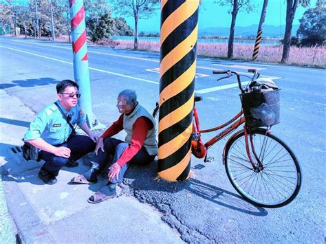 9旬老翁騎腳踏車體力不支 暖警助返家 暖聞 中時