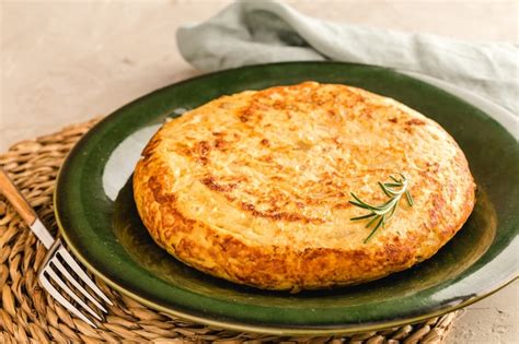 Premium Photo | Spanish omelette with potatoes and onion, typical spanish cuisine.