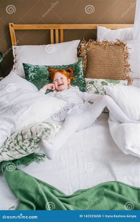 Fille Rousse Riante Heureuse Mignonne D Enfant En Bas Ge Se Situant