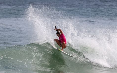 SAQUAREMA SURF FESTIVAL DEFINE AS QUARTAS DO QS 5000 FEMININO