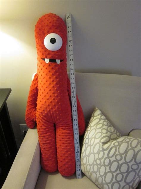 Jumbo Feet Tall Yo Gabba Gabba Muno Red One Eyed Monster Stuffed