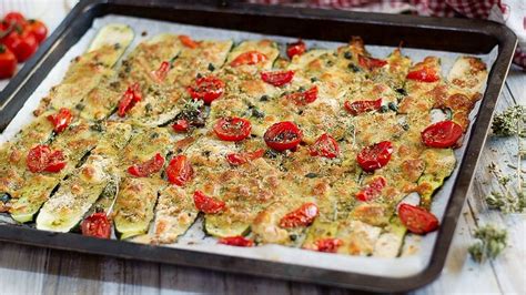 Courgettes et tomates gratinées au pesto et à la mozzarella riches en goût