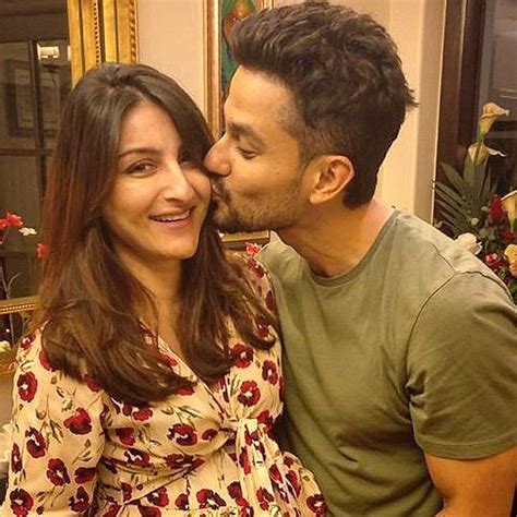 Check Out Kunal Khemu Gives A Sweet Kiss To Soha Ali Khan On Her