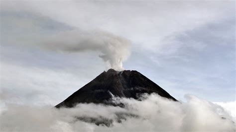 Penampakan Gunung Merapi Keluarkan Asap Sulfatra