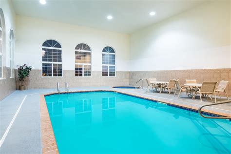 Howard Johnson by Wyndham Oacoma Hotel & Suites | Oacoma, SD Hotels