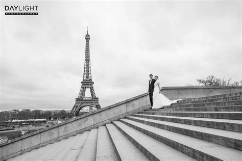 Wedding pictures at the Eiffel Tower