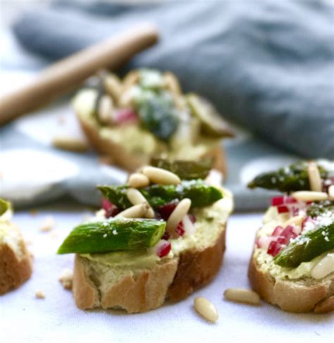 Frühlingsfrisch und grün Crostini mit Spargel und Kurkuma Feta