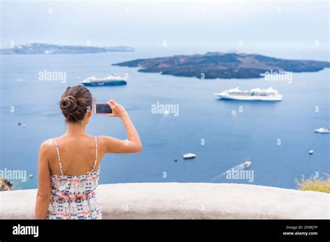 Persona tomando foto de mar fotografías e imágenes de alta resolución