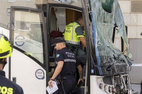 Las imágenes del accidente mortal de un autobús en Cádiz