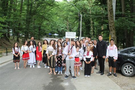 Pelerinaj La M N Stirea Buciumeni Copiii Din Umbr Re Ti Al Turi De