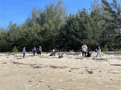 Sinotrans Hosts Beach Clean Up Campaign The Bruneian