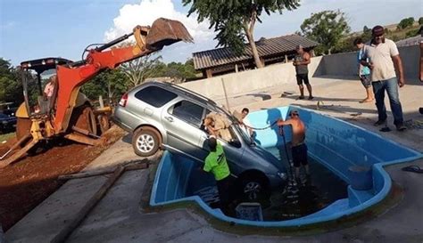 Carro cai em piscina após criança de dois anos dar partida