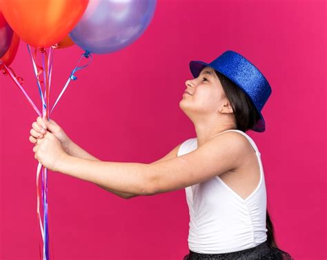 Heureuse Jeune Fille Caucasienne Avec Un Chapeau De F Te Bleu Tenant Et