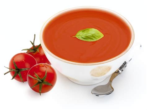 Tigela sopa de tomate gazpacho tomate folha de manjericão e colher