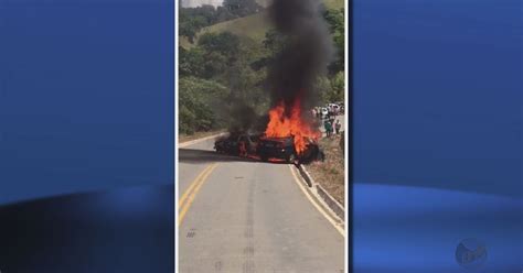 G Carros Pegam Fogo Ap S Batida De Frente E Uma Pessoa Morre Na Mg