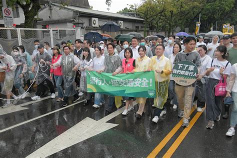 【還路於民大遊行】賴清德允諾改善交通安全 朝「2040零死亡」邁進 上報 焦點