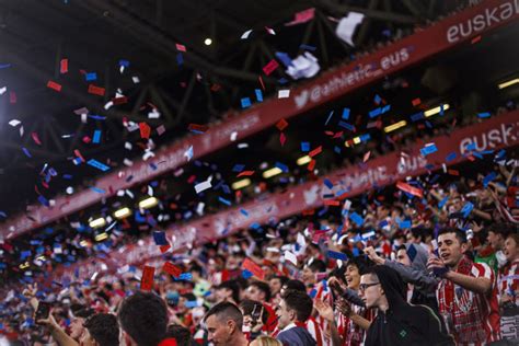 Imagini Incredibile De La Meciul Barcelonei Fanii Au Aruncat Cu Bani