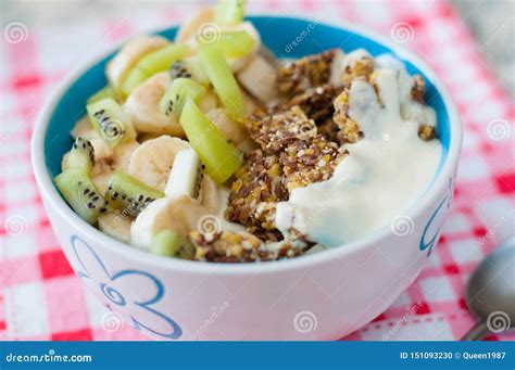 Granola O Quivi Do Iogurte E A Banana Gregos Na Bacia Uma