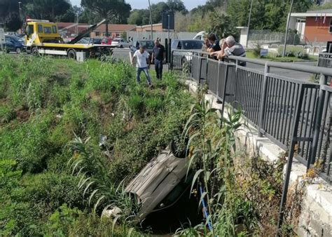 Dopo Lincidente Finisce Con Lauto Nel Canale Il Caffe