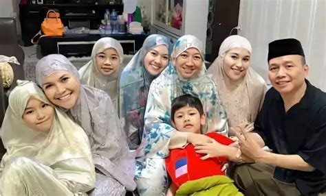 Jalani Tarawih Bareng Calon Mertua Begini Potret Kedekatan Ayu Ting