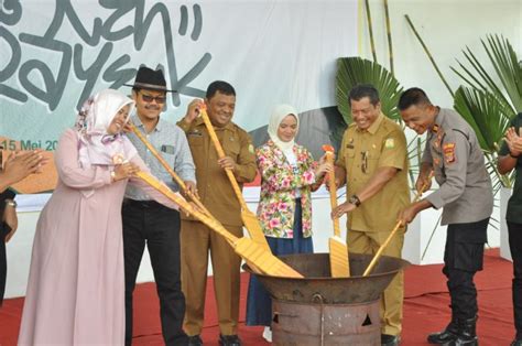 Wakili Pj Bupati Sekda Aceh Besar Buka Kenduri Aceh Rayeuk Di Kota