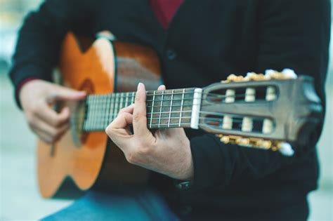 Comment Tenir Une Guitare Sans Se Faire De Mal Secrets De Musiciens