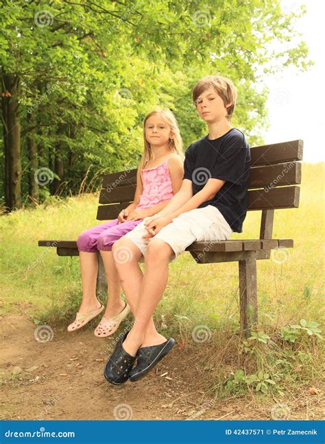 Petits Enfants S asseyant Sur Un Banc Image stock Image du frère