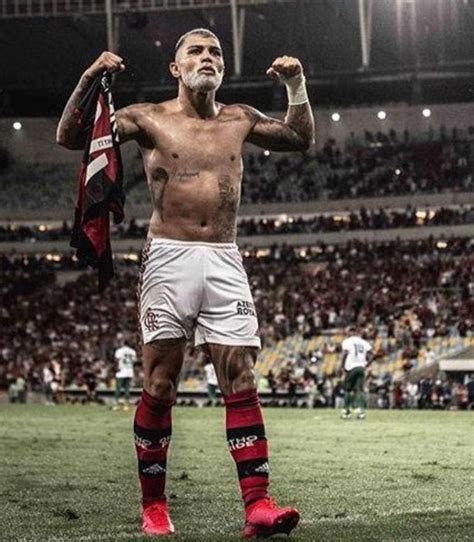 Gabigol comemora vitória do Flamengo mas volume em foto chama atenção