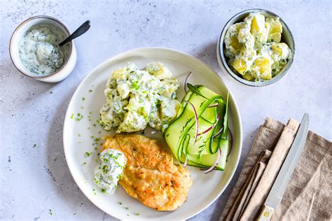 Kip In Beslag Met Tzatziki Aardappelen En Komkommer Kris Kookt