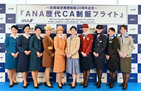 Anaの歴代ca制服フライト、シェフが機内でパフェ盛り付け 国際線30周年