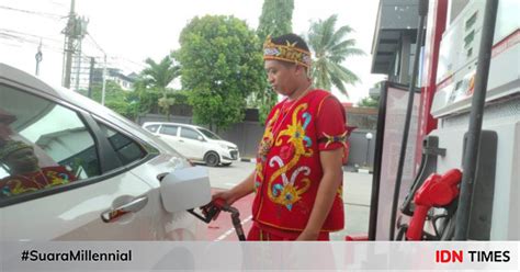 Petugas SPBU Di Kalimantan Kenakan Baju Adat Hari Pancasila