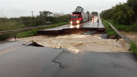 Ministério dos Transportes coordena esforços para restabelecer fluxo