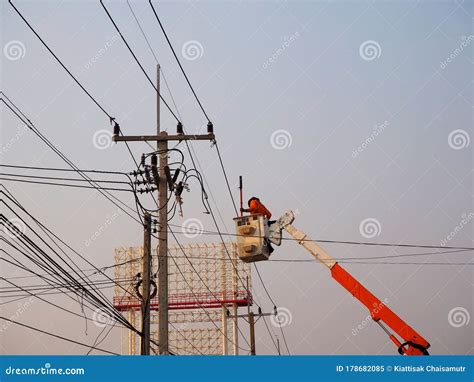 Eletricista Trabalhando Em Altura E Perigoso Imagem De Stock Imagem