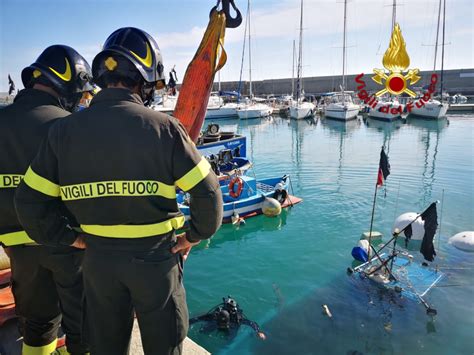 Natante Imbarca Acqua E Finisce Sul Fondale Del Porto Vecchio Di