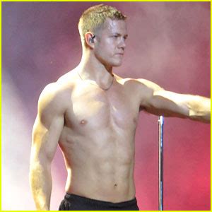 Imagine Dragons Dan Reynolds Goes Shirtless Shows Off Hot Body On